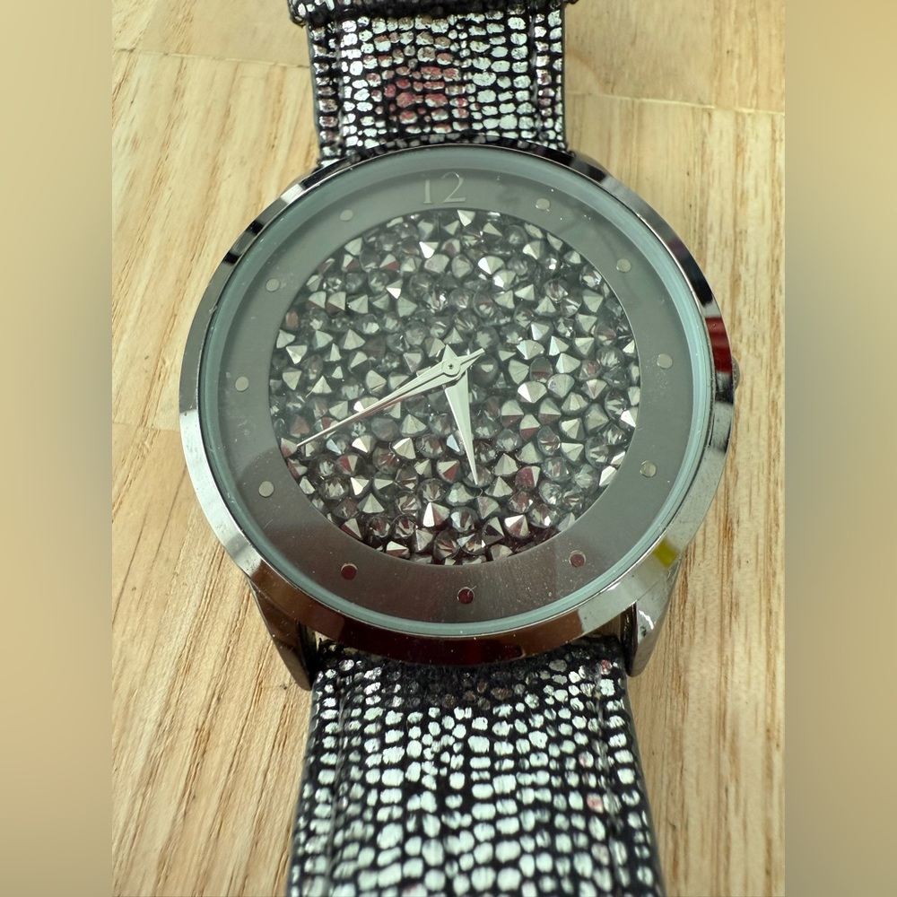 Unbranded ladies silver tone metallic crystal fashion watch NEW BATTERY
